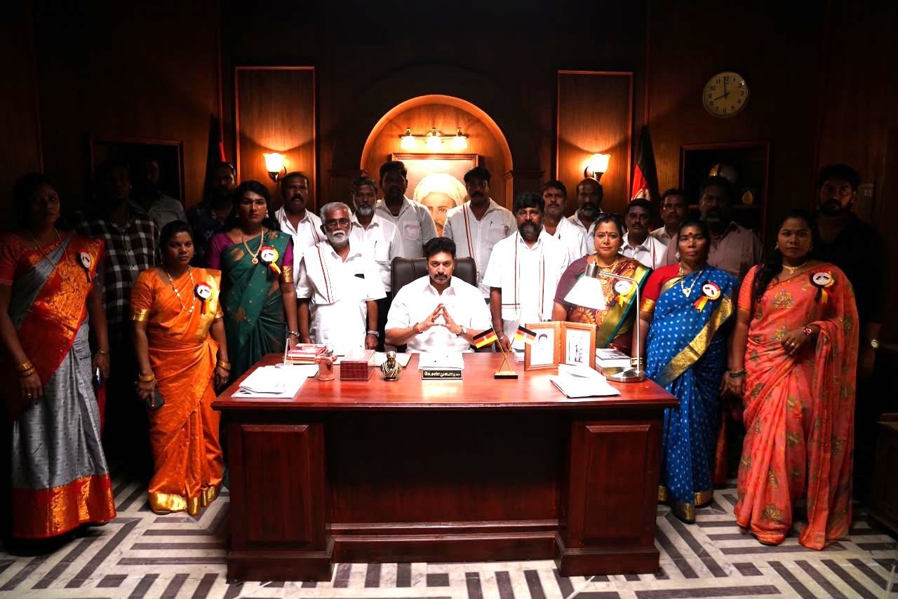 ஸ்கிரீன் சீன் மீடியா என்டர்டெயின்மென்ட் சுந்தர் ஆறுமுகம் தயாரிப்பில் ‘டாடா’ இயக்குநர் கணேஷ் கே பாபு இயக்கத்தில் ரவி மோகன் நடிக்கும் ‘கராத்தே பாபு’ திரைப்படத்தின் முதல் பாடல் ‘ராசாதி ராசா’ வெளியீடு