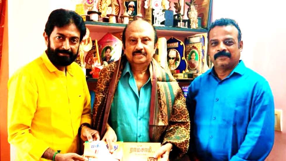 நடிகர் எழுதிய புத்தகத்தை, எழுத்தாளரும் இயக்குநருமான லியாகத் அலிகான் வாசித்து, வாழ்த்தினார்!