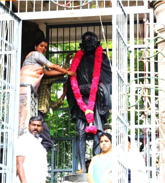 வேலூரில் உள்ள காந்தி சிலைக்கு மாலை அணிவித்து மரியாதை செய்த ஆட்சியர்